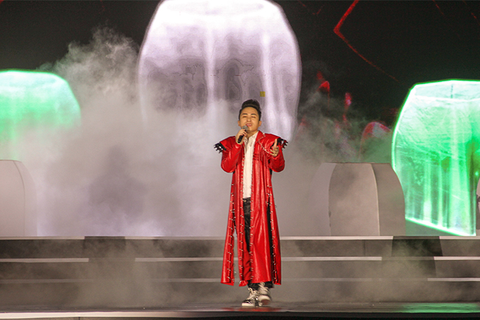 Ca sĩ Tùng Dương thể hiện bài hát Mang thai.