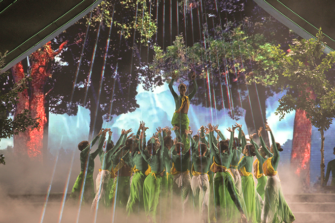 Màn múa thể hiện sức sống vĩnh hằng của những rừng cây tạo nên sản vật trầm hương Khánh Hòa. 