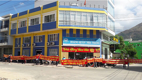 Ngày 27-4, các hộ dân lại xuống đường yêu cầu chủ đầu tư bàn giao nhà tại dự án nhà ở xã hội HQC Nha Trang