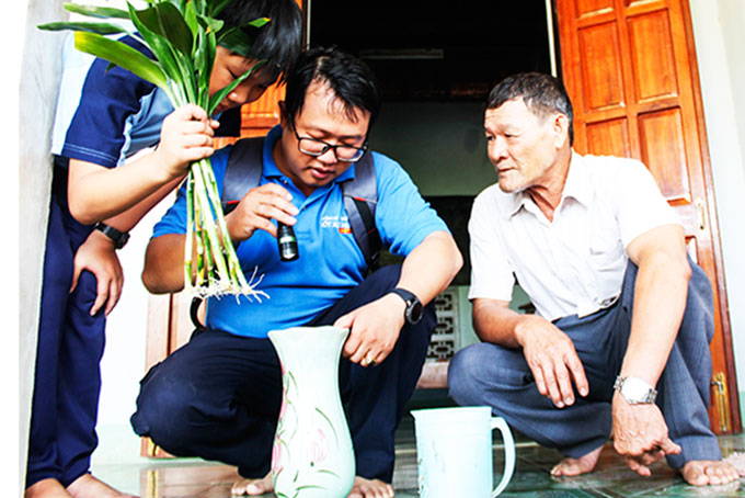 Ngành Y tế kiểm tra công tác phòng, chống sốt xuất huyết ở hộ dân thị xã Ninh Hòa. 