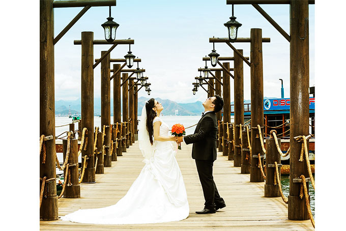 Cầu tàu của Hòn Tằm là điểm được nhiều người  chọn làm nơi chụp ảnh cưới.