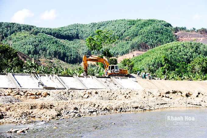 Bờ kè sông Tô Hạp đang được xây dựng.