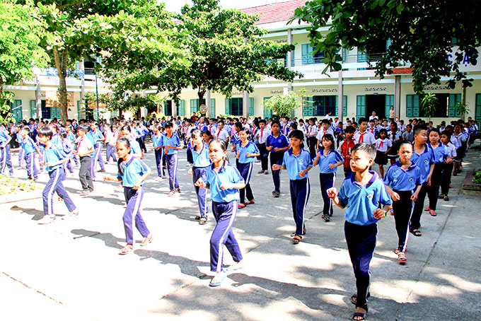 Học sinh Trường Tiểu học Tô Hạp đang tập thể dục.