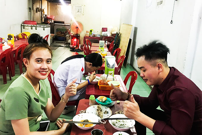 Khách ăn bánh canh tại quán Phúc, TP. Nha Trang.