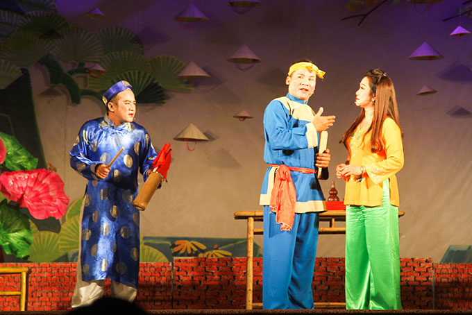 Hội chơi bài chòi cũng được các nghệ sĩ Nhà hát Nghệ thuật truyền thống tỉnh trình diễn.