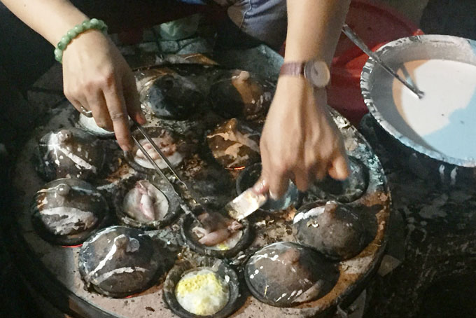 Bánh căn - một món ăn dân dã du khách nên thưởng thức khi đến Nha Trang du lịch. (Quán bánh căn Cửa Bé, Vĩnh Trường).