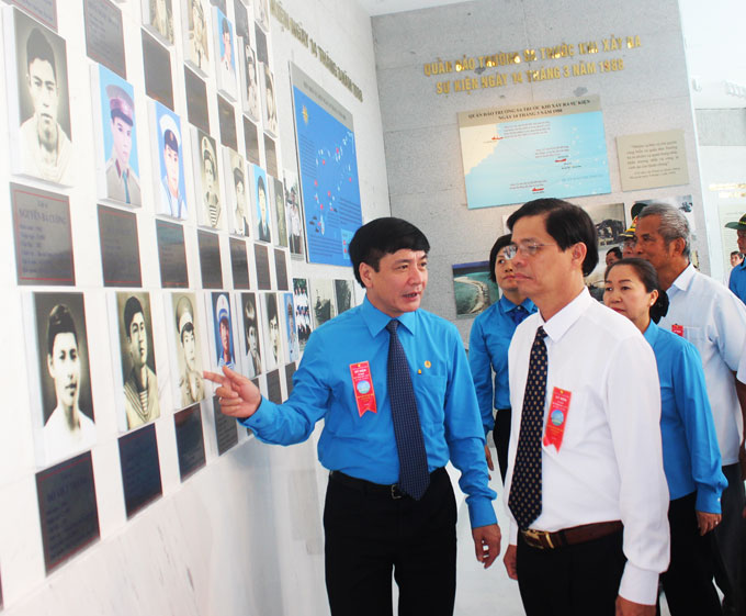 Các đồng chí lãnh đạo Trung ương và tỉnh  tham quan bảo tàng Khu tưởng niệm chiến sĩ Gạc Ma.