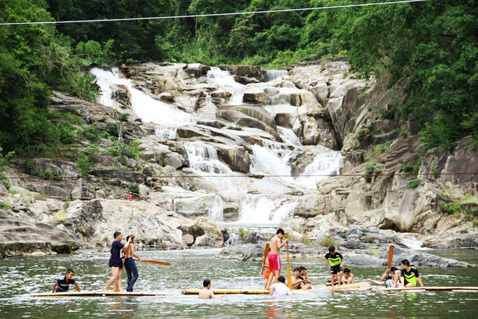 Vui chơi ở thác Yang Bay.