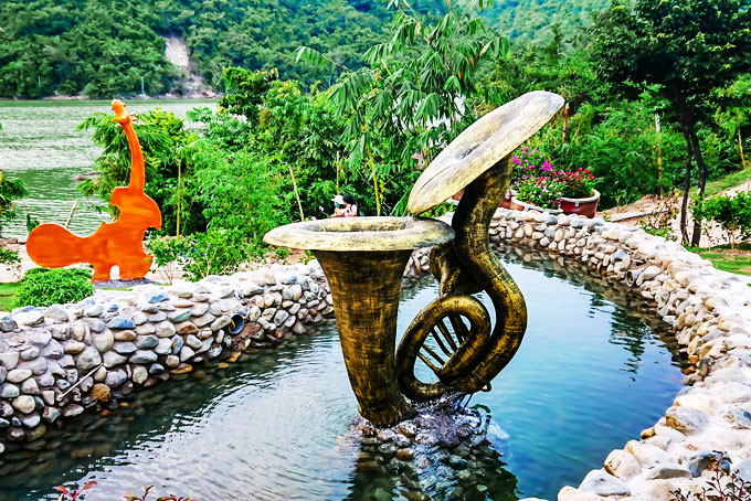 Mô hình kèn saxophone ở  Vườn âm nhạc của Galina Lake View.
