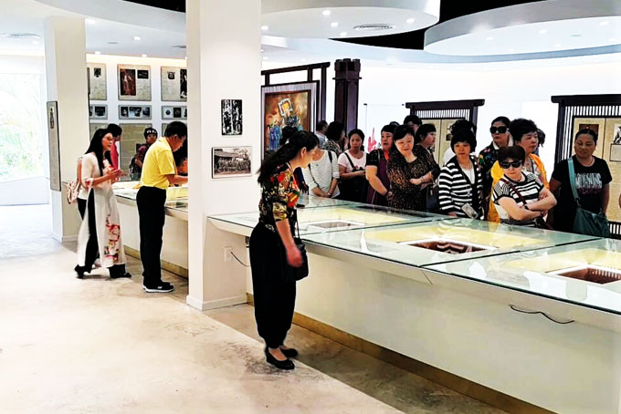 Khách hàng tham quan  bảo tàng Trầm ở Khu bảo tồn văn hóa  Trầm hương Hoàng Trầm.