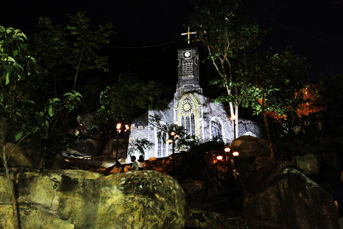 Tác phẩm “Nhà thờ Chánh Tòa”  tỏa sáng về đêm.