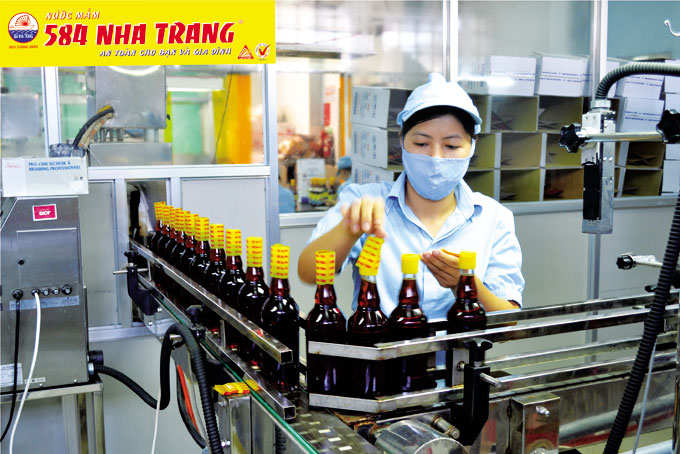 Đóng chai sản phẩm nước mắm 584 Nha Trang.