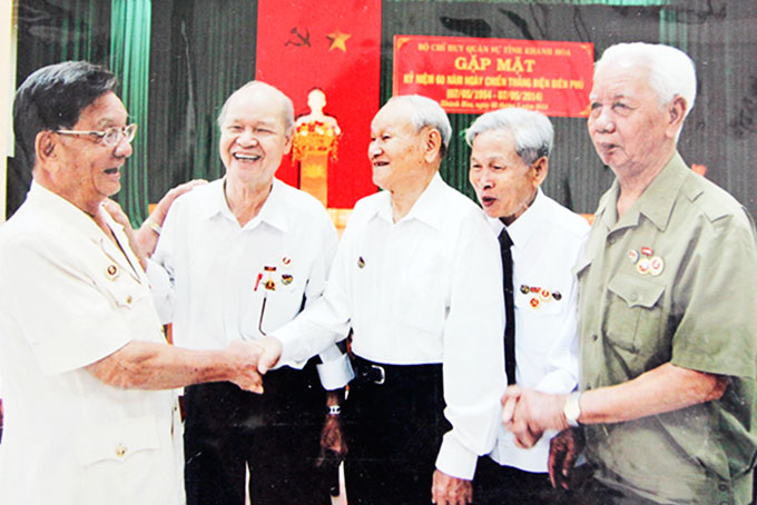 Các chiến sĩ Điện Biên gặp mặt ôn lại chiến thắng lịch sử.