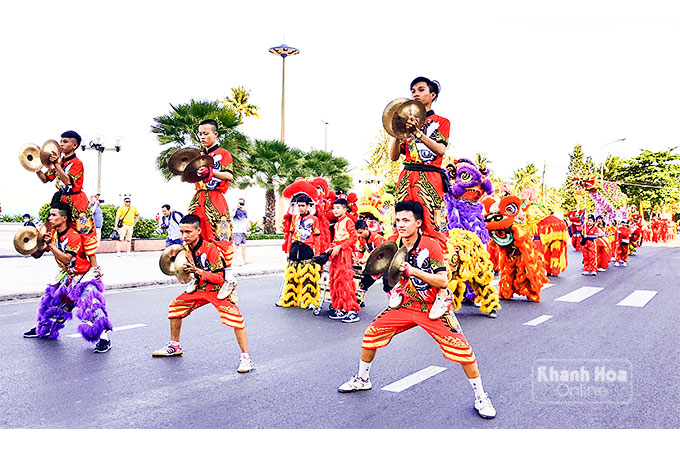 Lễ hội lân sư rồng đường phố trong Festival Biển 2019.