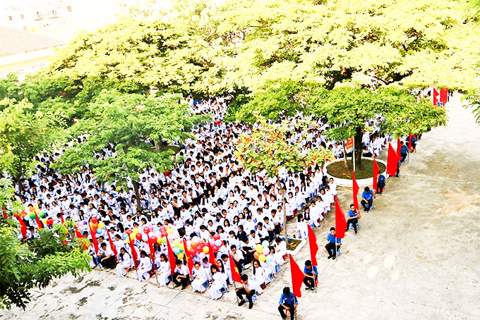Học sinh Trường THPT Lý Tự Trọng, TP. Nha Trang .