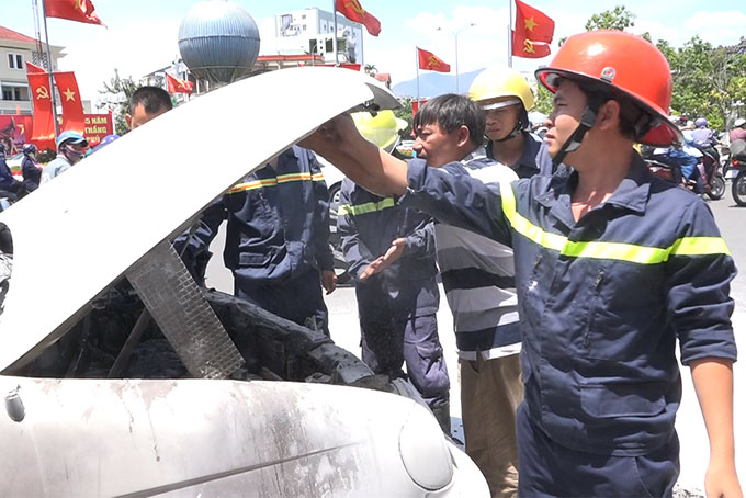 Dập lửa cứu xe bị cháy