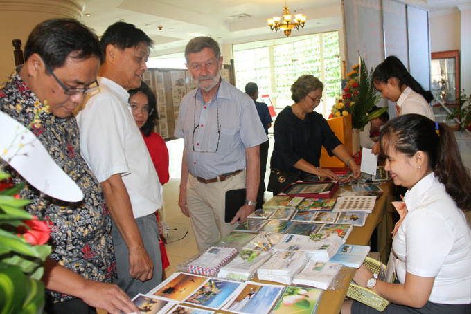 Các nhà sưu tập xem  tem, bưu ảnh về Biển đảo Việt Nam