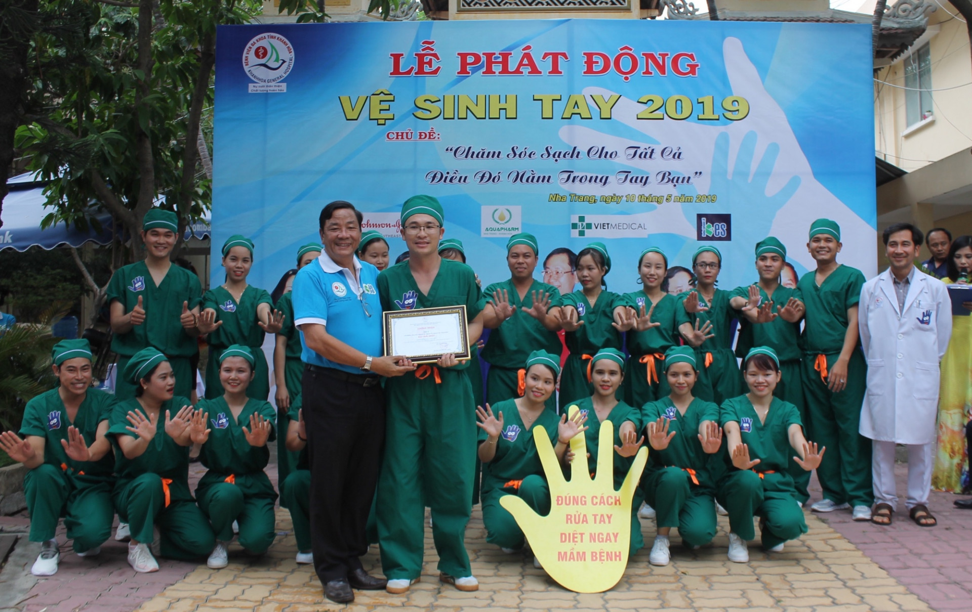Lãnh đạo bệnh viện trao giải cho đội đạt thành tích cao trong hội thi   "vệ sinh tay "