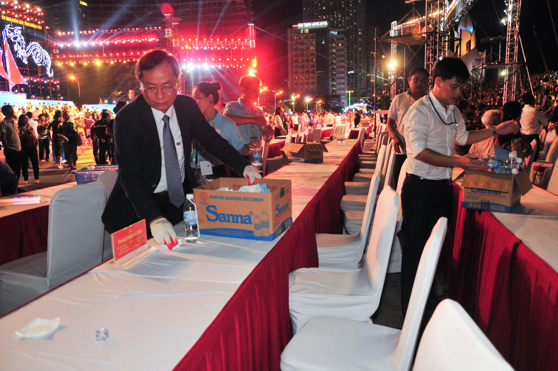 Ông Nguyễn Đắc Tài cùng lãnh đạo Tỉnh đoàn thu gom vỏ chai nhựa trên bàn các đại biểu