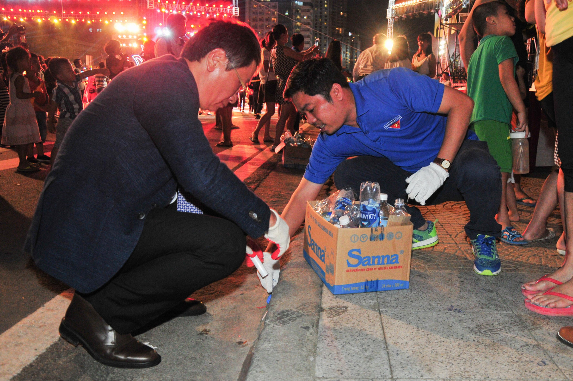 Những mảnh rác thải dưới lòng đường cũng được lãnh đạo tỉnh Khánh Hoà và các đoàn viên, thanh niên thu gom