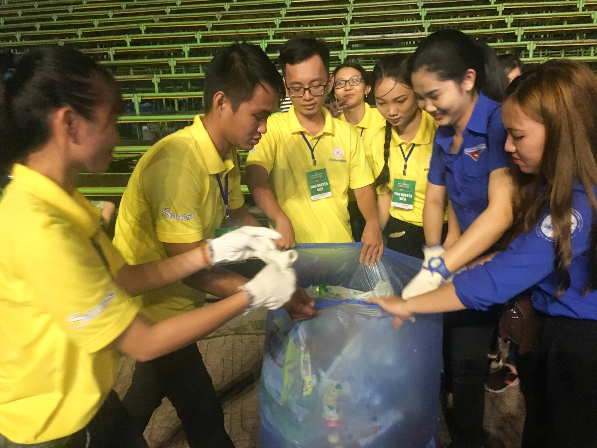 Nhiều đoàn viên, thanh niên hào hứng thu gom rác sau đêm khai mạc festival