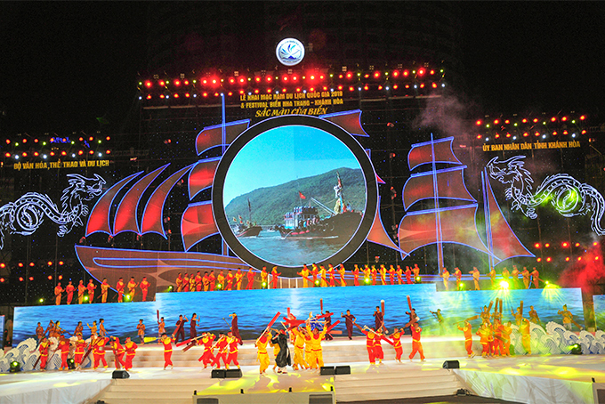 Trò diễn hò bá trạo trong lễ hội cầu ngư được tái hiện trên sân khấu. 