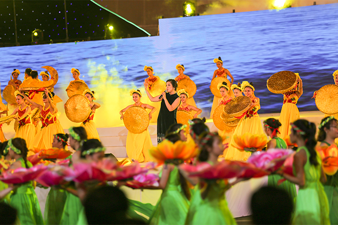 Ca sĩ Mỹ Linh gửi tới khán giả ca khúc Mái đình làng biển được dàn dựng khá hoành tráng. 