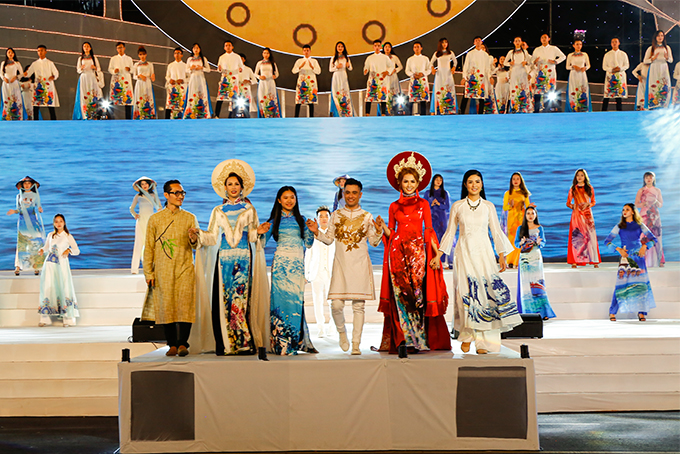 Hoa hậu Ngọc Hân (bên phải) vừa là MC của đêm khai mạc, vừa là một trong những nhà thiết kế của bộ sưu tập áo dài. 