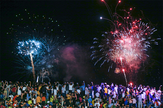 Màn bắn pháo hoa tầm thấp trên vịnh Nha Trang như lời chào mọi người đến với những ngày Festival Biển với nhiều hoạt động phong phú. 