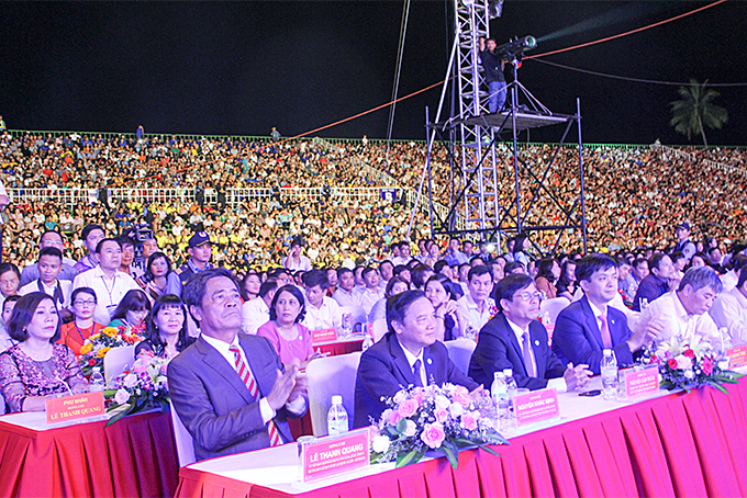 Các đại biểu đến dự lễ khai mạc Năm Du lịch Quốc gia 2019 và Festival Biển. 