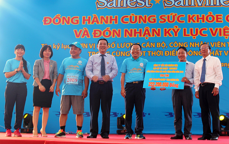 Lãnh đạo Công ty Yến sào Khánh Hòa trao ủng hộ cho Quỹ Vì người nghèo tỉnh.