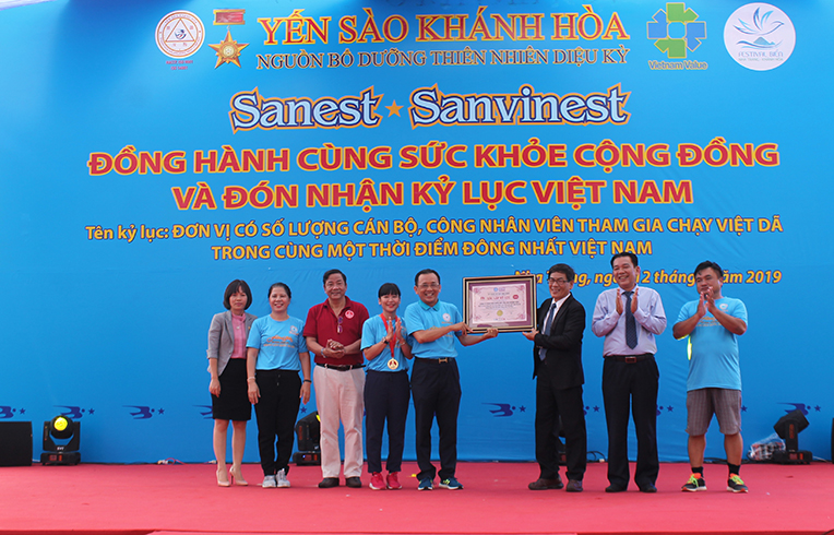  Đại diện Công ty Yến sào Khánh Hòa nhận bằng chứng nhận kỷ lục.