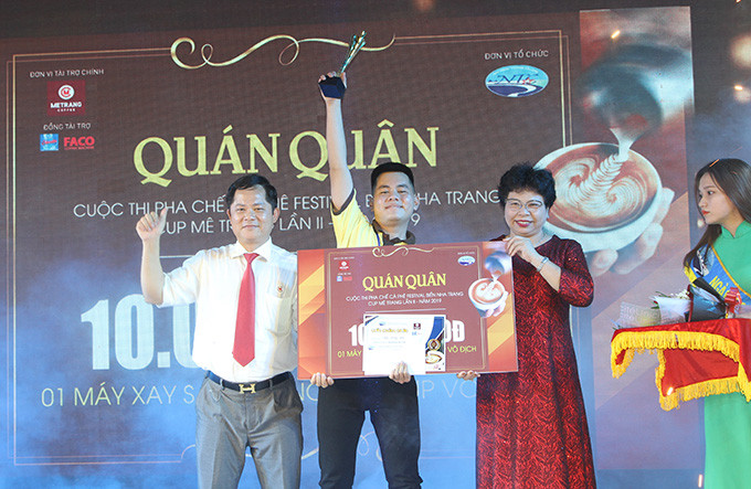 Ban tổ chức trao giải nhất cho thí sinh Ngô Hồng Sơn