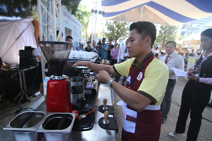 Thí sinh Mai Hồng Oanh thực hiện thao tác ép cà phê