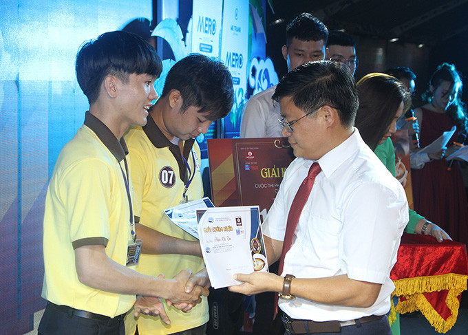Ban tổ chức trai giải khuyến khích cho thí sinh Phan Chí Tín và Nguyễn Hữu Đức