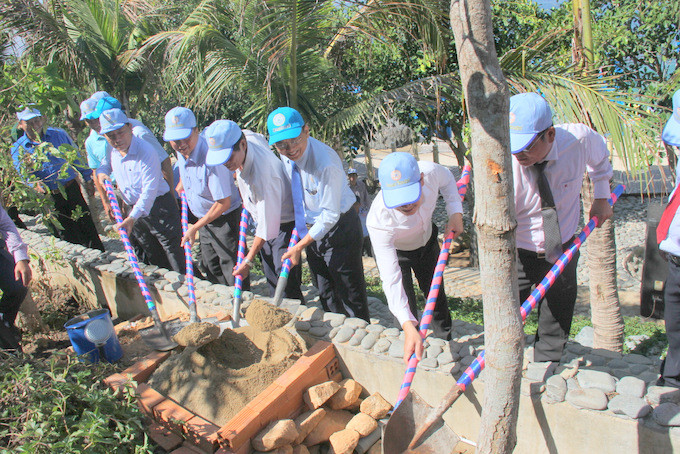  Các đại biểu và lãnh đạo công ty Yến Sào Khánh Hòa trồng cây tại Khu du lịch Đảo Yến Đông Tằm