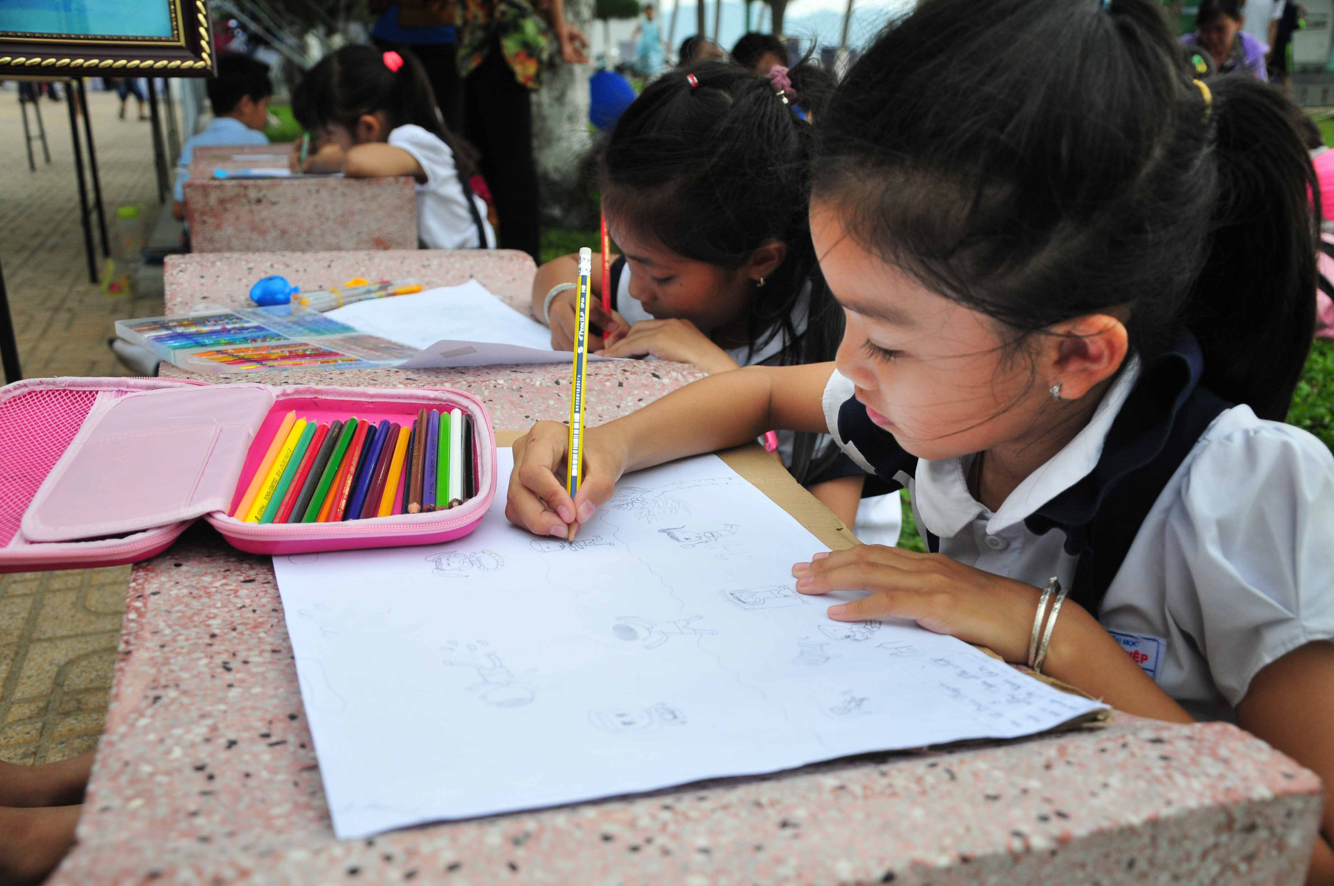 Em Lê Diệu Huyền (8 tuổi) vẽ về ước mơ vùng biển thị xã Ninh Hoà quê em sẽ phát triển hơn về du lịch