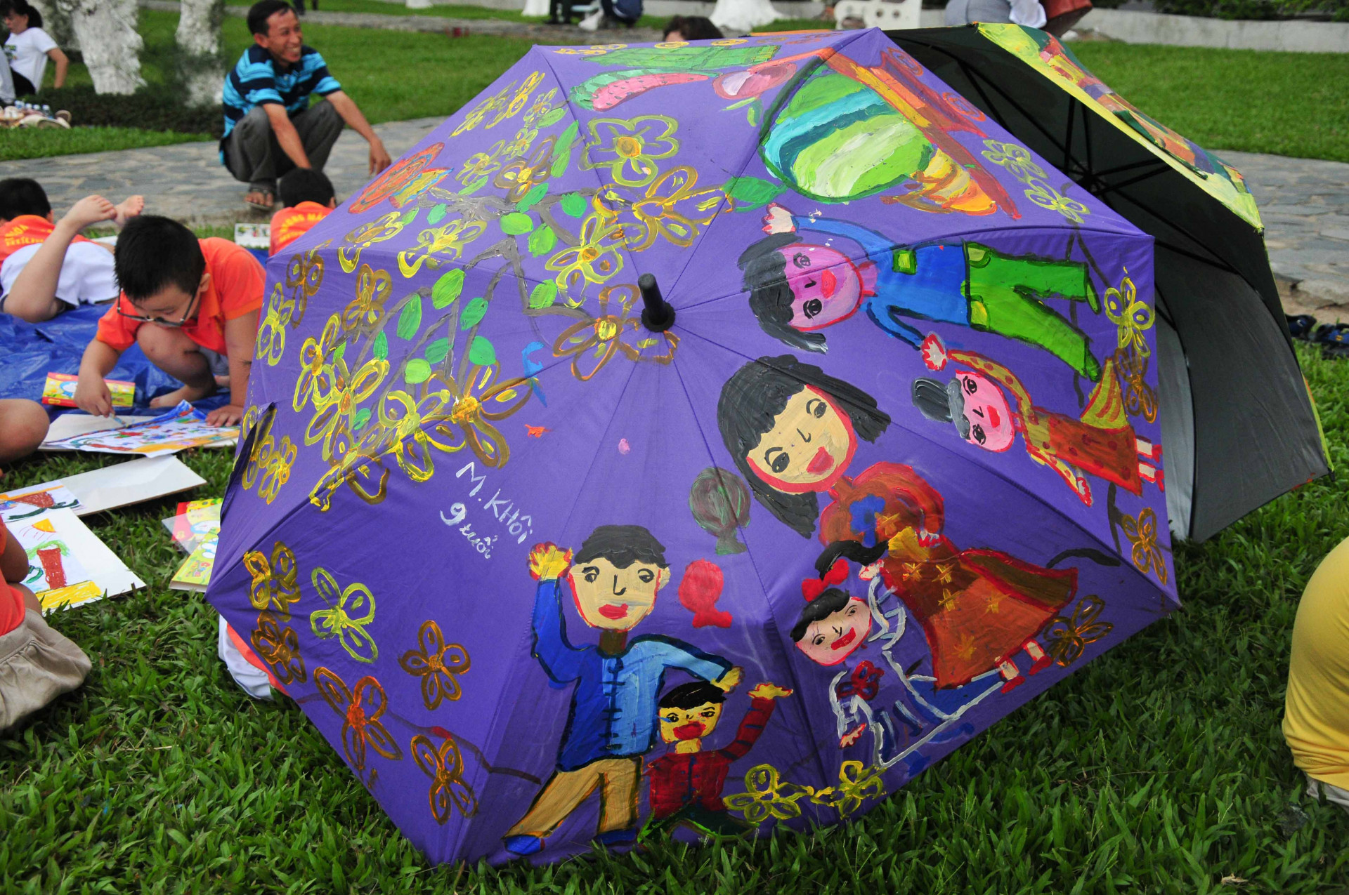 Ngoài vẽ trên giấy, các thí sinh còn tham gia vẽ tranh trên dù...