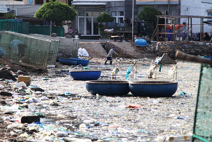 Ô nhiễm rác thải ở đảo Bình Ba (xã Cam Bình, TP. Cam Ranh).