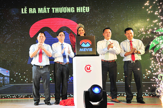 Ông Nguyễn Tấn Tuân chúc mừng lễ ra mắt thương hiệu MEIVE của Công ty Cổ phần Mê Trang. 