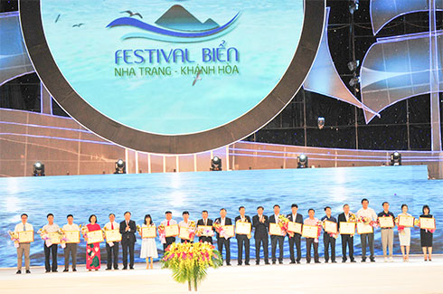 Đại diện Ban tổ chức Festival Biển trao bằng khen của UBND tỉnh cho các đơn vị tài trợ.