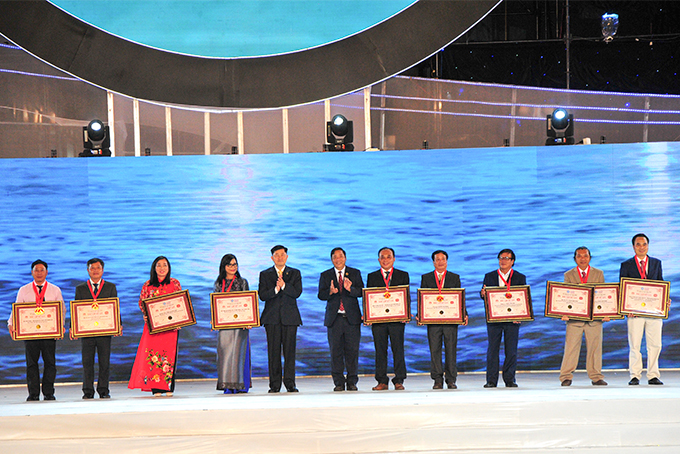 Tổ chức kỷ lục Việt Nam trao chứng nhận cho 10 kỷ lục được công nhận và xác lập trong thời gian Festival Biển 2019.