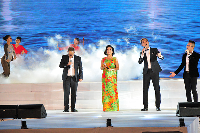 Ca sĩ Mỹ Linh và Nhóm Tình bạn biểu diễn trong đêm bế mạc. 