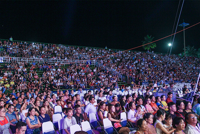 Hàng nghìn khán giả đã có mặt tại Quảng trường 2-4 để theo dõi đêm bế mạc Festival Biển 2019. 