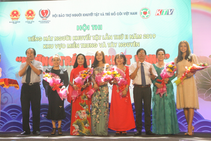 Các đại biểu tặng hoa tới các thành viên Ban giám khảo hội thi.