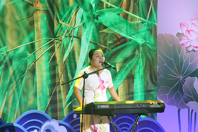 Giọng hát ngọt ngào, trong trẻo của thí sinh Lê Thị Thanh Thủy đến từ đoàn Đà Nẵng với ca khúc Yêu cái mặn mà. 