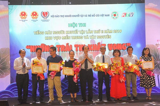 Đại diện Ban tổ chức trao bằng tri ân các đơn vị tài trợ cho hội thi.
