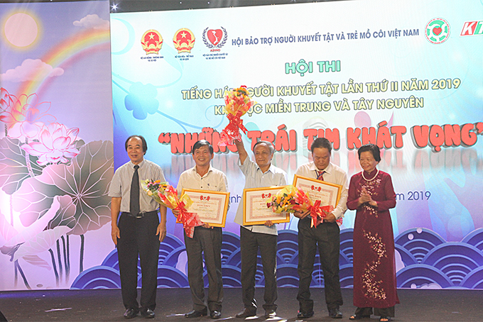 Đại diện Ban tổ chức trao các giải nhất, nhì, ba toàn đoàn cho các đơn vị xuất sắc. 