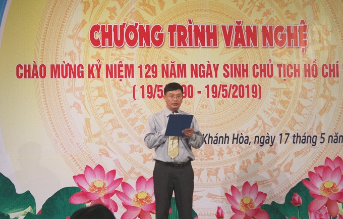 Ông Lê Hoàng Triều - Phó Tổng Biên tập Báo Khánh Hòa phát biểu khai mạc đêm văn nghệ.