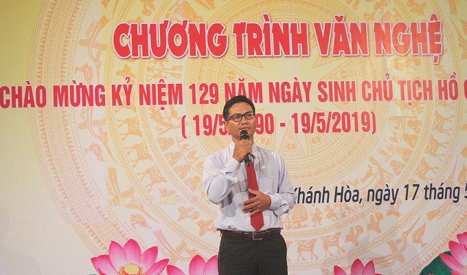  Và ca khúc Chiều mưa Hà Nội do  "ca sĩ " không chuyên Nguyễn Mã Phương, đơn vị Báo Khánh Hòa trình diễn.
